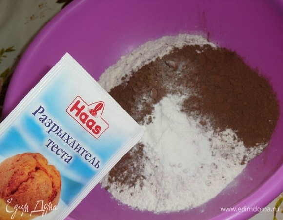В чашку просеиваем муку. Добавляем какао-порошок и разрыхлитель теста Haas.