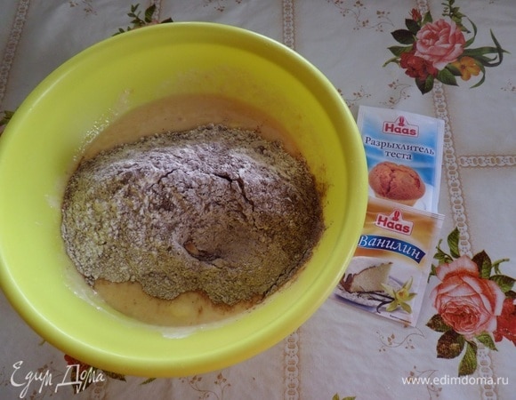 Добавляем в чашку к жидким ингредиентом смесь сухих ингредиентов. Хорошо перемешиваем.