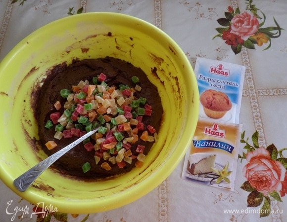 Добавляем цукаты. Хорошо перемешиваем.