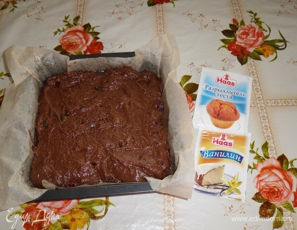 Противень застилаем пергаментом. У меня форма размером 21х21 см. Выкладываем приготовленное шоколадное тесто с цукатами. Равномерно распределяем. Помещаем форму в разогретую духовку.