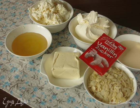 Подготовим продукты: творог домашний, мед майский, сливочное масло мягкое, лепестки миндальные, сметана домашняя, ванильный сахар Haas.