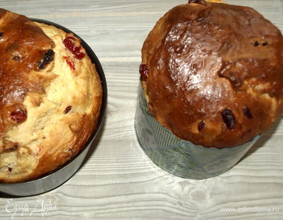 Через час взбить белок и смазать верхушку кулича. Отправляем куличи в заранее разогретую до 180ºС духовку на 1 час. Духовки разные, лучше ориентироваться на свою духовку. Готовность можно проверить бамбуковой палочкой: проткнуть кулич в центре — если ничего не прилипло, то кулич готов.