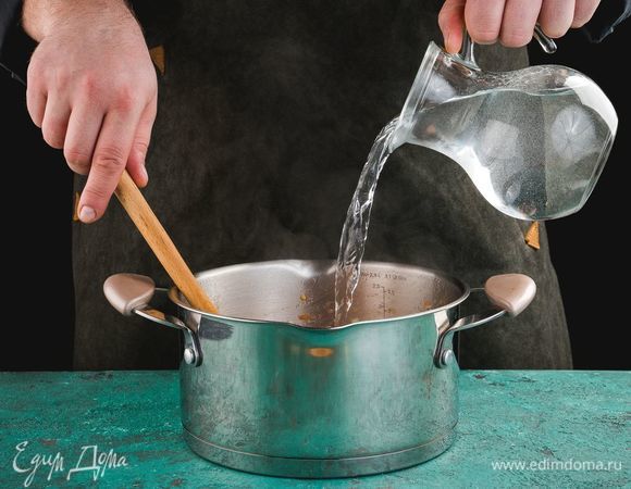 Добавьте в кастрюлю воды.