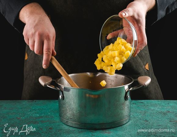 Добавьте нарезанный кубиками картофель.