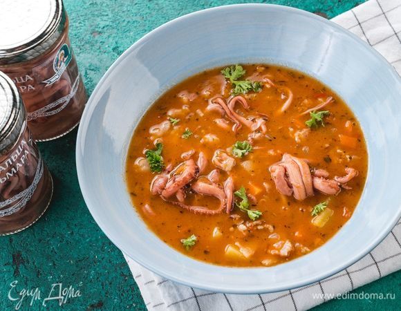 Добавьте приправы и сушеные травы в суп. Подавайте к столу. Приятного аппетита!
