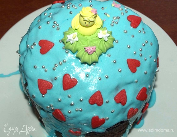 Достаем готовый кулич. Даем полностью остыть. Вынимаем из формы. Покрываем глазурью и украшаем. Можно просто посыпать сахарной пудрой.