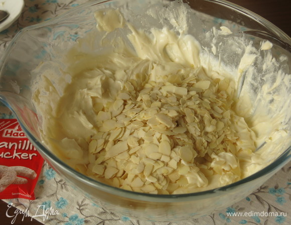 Всыпаем миндаль в массу, оставив столовую ложку лепестков для украшения.