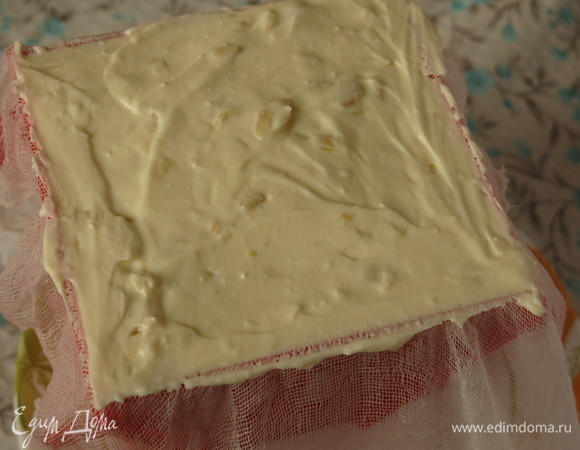 Наполняем форму массой. Советую наполнять слоями, чуть утрамбовывая, особенно верхушку, направив массу к углам, чтобы получилась не круглая пасха, а с ребрами.