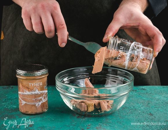 Тунца натурального ТМ «Капитан Вкусов» достаньте из банки, выложите в миску.