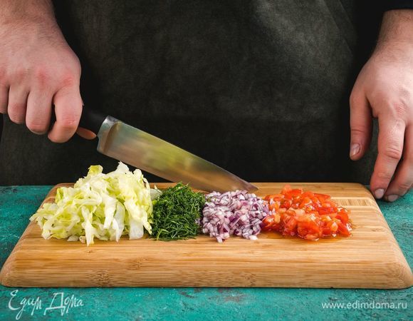 Красный лук и помидоры мелко нарежьте, укроп измельчите. Салат нарежьте.
