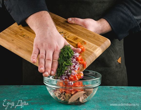 Перемешайте тунца, красный лук, зелень и помидоры.