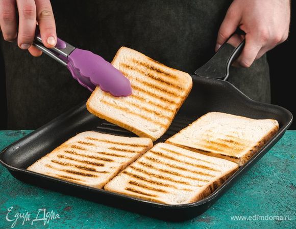 Хлеб подсушите на сковороде.