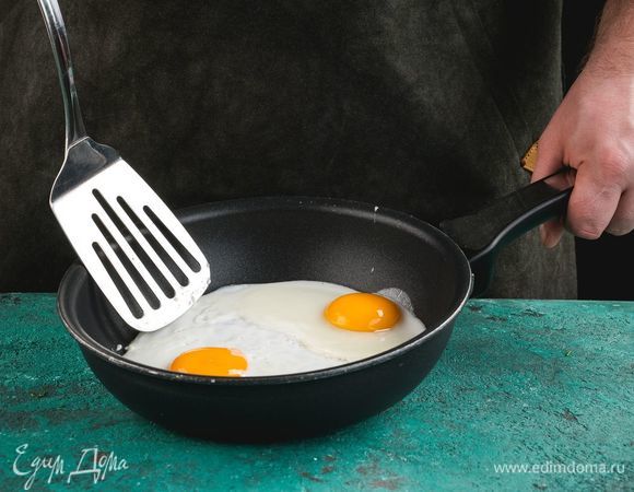 Обжарьте два яйца.