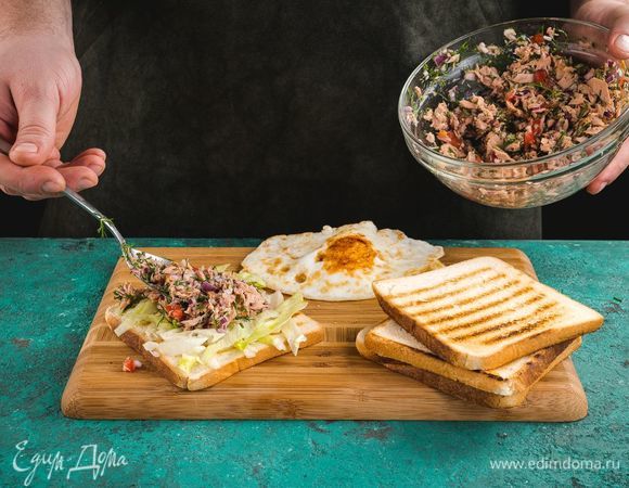 На хлеб выложите лист салата, яйца, сверху — начинку из тунца.