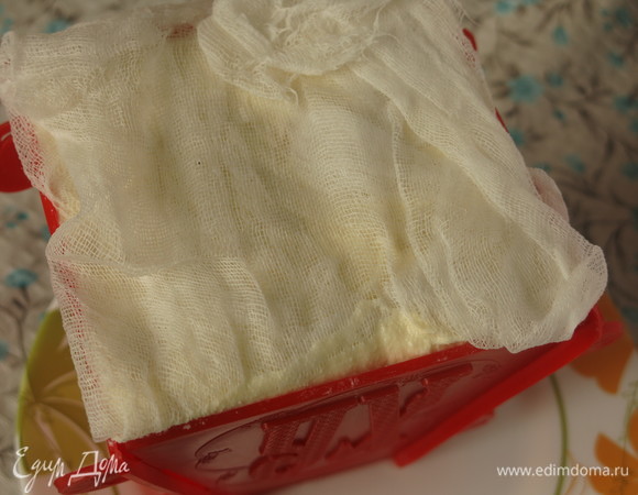 Закрываем краями марли и ставим под гнет на 12 часов минимум в холодильник, периодически сливаем (выпиваем) жидкость.