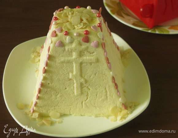 Украшаем лепестками и при желании — сахарными украшениями. У меня романтическая весенняя тема — сердца. Можно ограничиться и лепестками. Приятного аппетита!