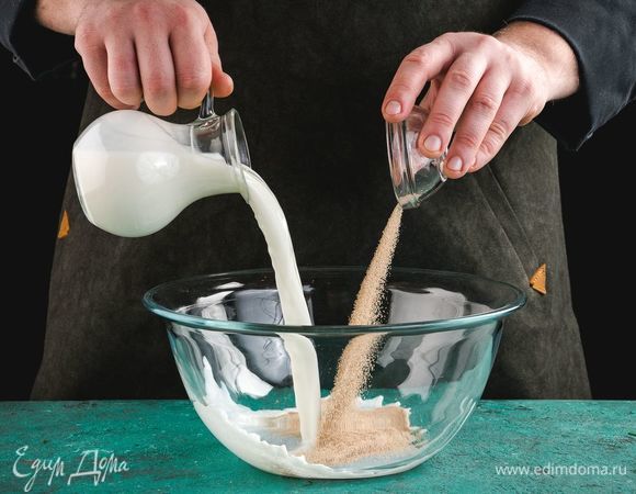 Растворите дрожжи в 200 мл теплого молока и оставьте на 10 минут.