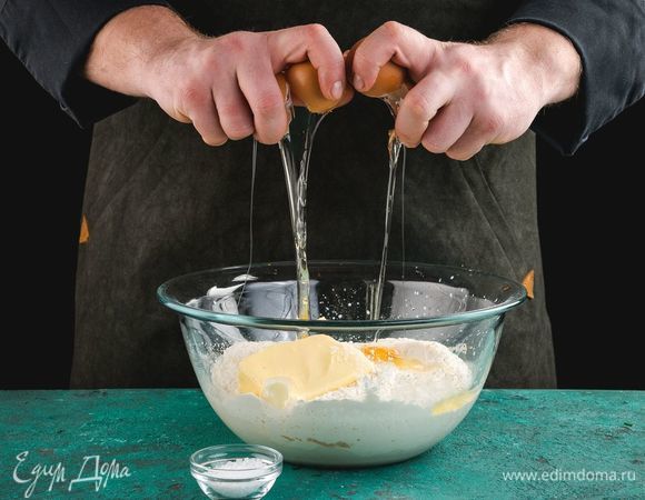 Добавьте мягкое сливочное масло, муку, яйца и соль.