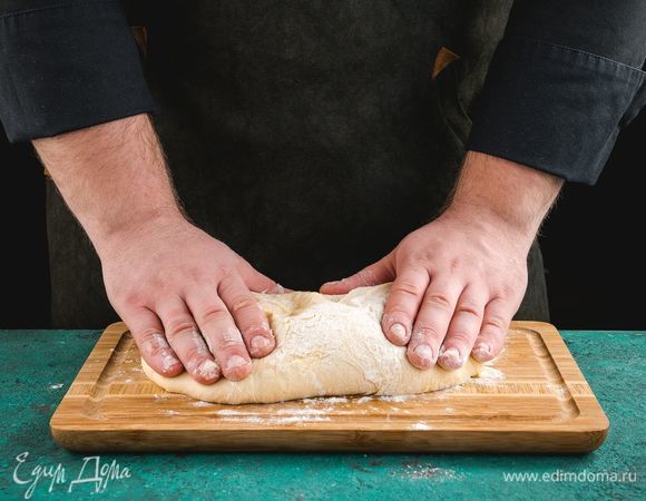 Замесите гладкое однородное тесто. Накройте его полотенцем и оставьте на полчаса.