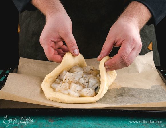Сверху накройте второй частью теста. Сделайте в пироге небольшие дырочки.