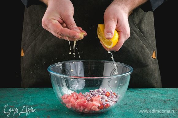 Лук, перец чили, сок имбиря и лимона добавьте в миску к тунцу.