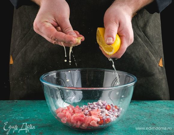 Лук, перец чили, сок имбиря и лимона добавьте в миску к тунцу.<br />
 