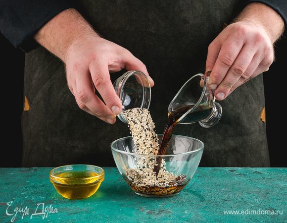 Смешайте в емкости мед, соевый соус, лимонный сок и кунжутные семечки.