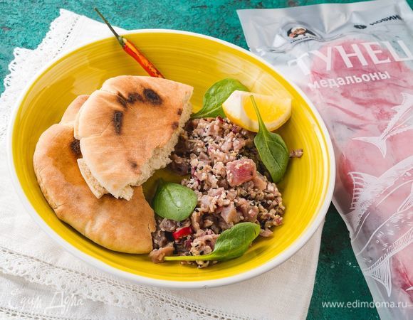 Подавайте тартар на тарелке с хлебом и зеленью. Приятного аппетита!