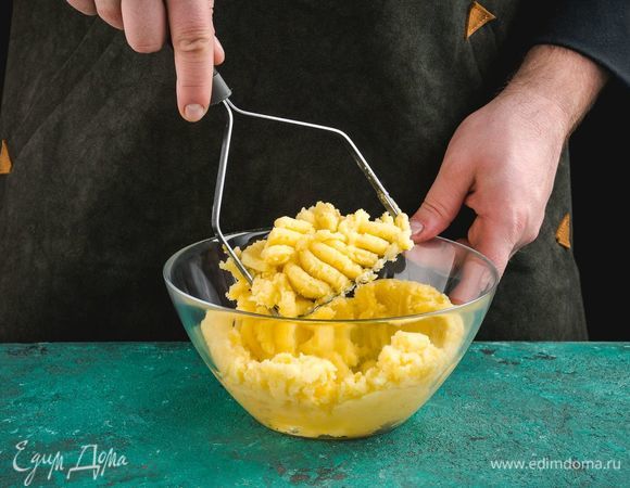 Картофель очистите и отварите до готовности в подсоленной воде, остудите. Остывший картофель раздавите толкушкой.