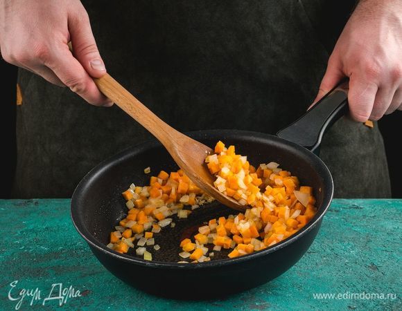 На растительном масле обжарьте до мягкости нарезанные лук и морковь.