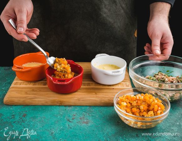 Формы для запекания смажьте маслом, выложите картофельное пюре. Сверху положите пассерованные лук и морковь.