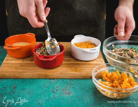 Затем распределите слой рыбы.