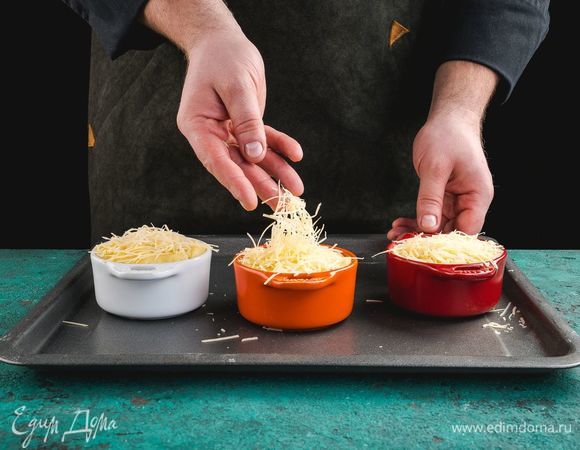Повторите слои несколько раз. Последний посыпьте тертым сыром.