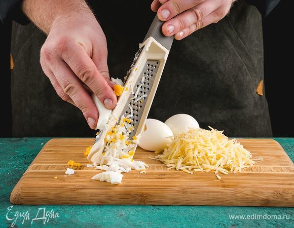 Отварите яйца, остудите, очистите. Натрите на мелкой терке.