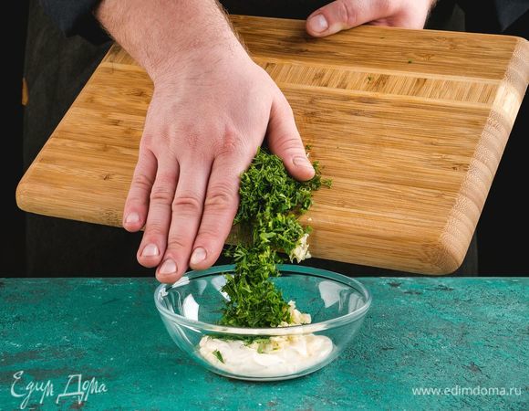 В отдельной емкости смешайте майонез, укроп и петрушку, добавьте пропущенный через пресс чеснок.
