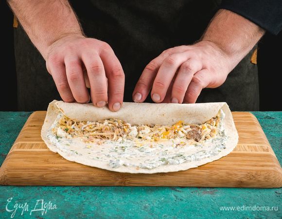 Сверните лаваш в рулет, уберите в холодильник на час.