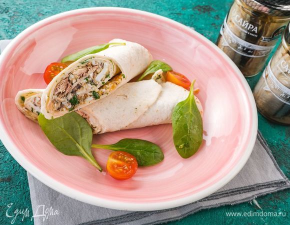 Подавайте рулетики, нарезав их порционно. Приятного аппетита!