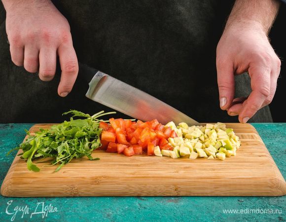 Нарежьте мелко авокадо, помидоры и зелень.