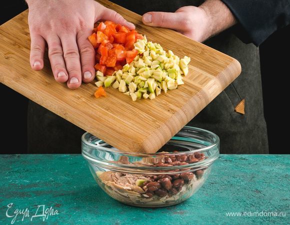 Смешайте тунца, авокадо, помидоры и фасоль, добавьте специи и бальзамик по вкусу.