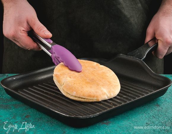 Питу слегка подогрейте на сухой сковороде.