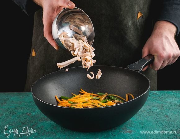 Добавьте кальмаров, лапшу и соус терияки. Обжарьте все вместе еще 2–3 минуты.