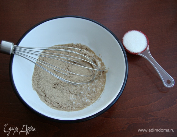 Развести дрожжи в теплом молоке, добавить 1 ч. л. сахара из общего количества и поставить в теплое место.