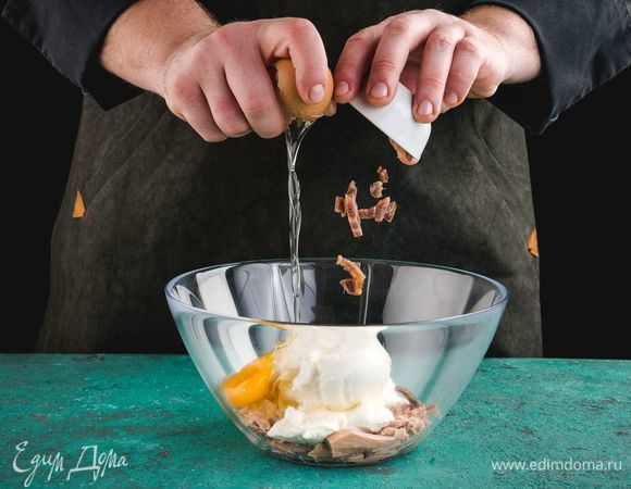 Смешайте тунца со сливочным сыром, яйцом и мелко нарезанными анчоусами. Перемешайте все до однородной массы.