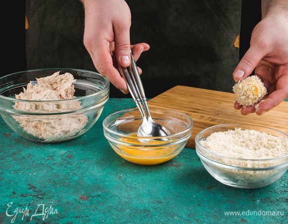 Из полученной массы слепите небольшие шарики и обваляйте в панировочных сухарях.