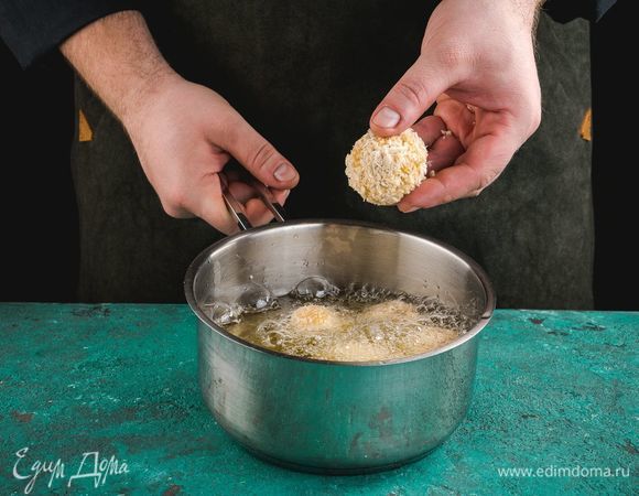 Обжаривайте шарики в большом количестве растительного масла с двух сторон до золотистой корочки.