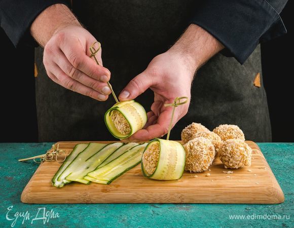 Огурец нарежьте слайсами, оберните каждый шарик полоской огурца.