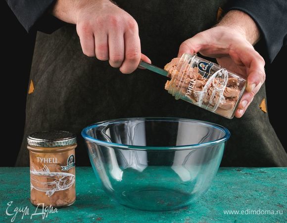 Откройте натурального тунца ТМ «Капитан Вкусов», выложите в миску вместе с жидкостью.