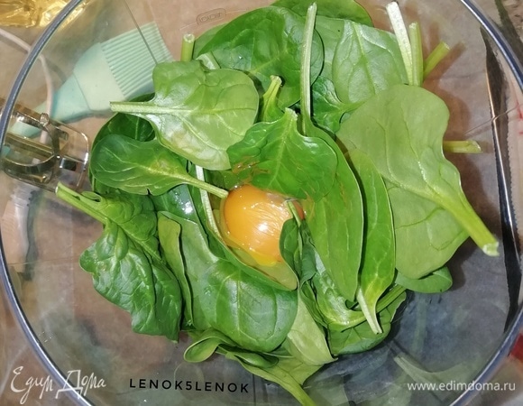 Шпинат промыть, высушить. В блендер выкладываем желтки, шпинат, соль.