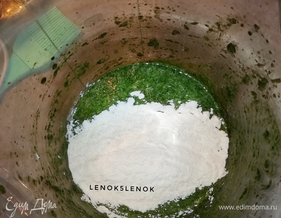 Добавляем муку и перемешиваем.