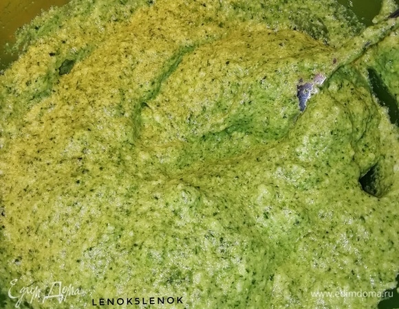 Далее содержимое блендера и белки смешиваем. И аккуратно перемешиваем.